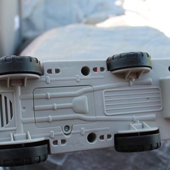 Fisher Price  LIttle People Helping Others Fire truck w/2 little people - Picture 8 of 8